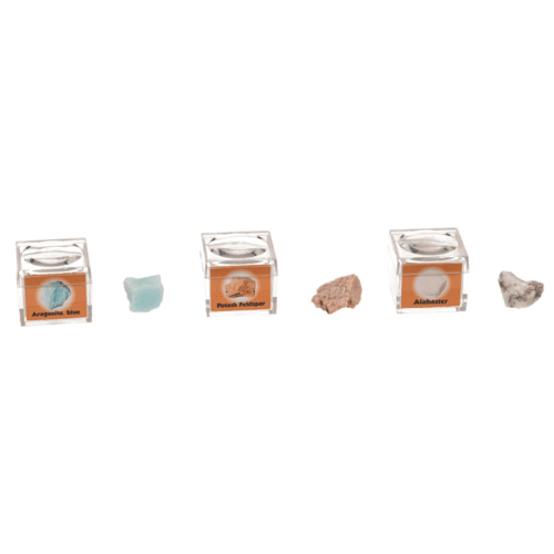Mineraliniai akmenys dėžutėje su didinamuoju stiklu